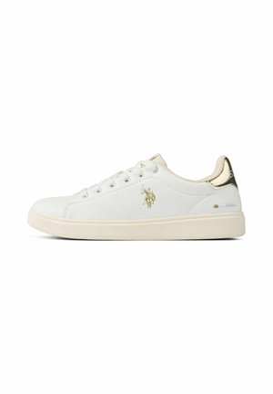 Witte lage sneaker met gouden hielstuk, veters en logo van een polo speler aan de zijkant, weergegeven tegen een witte achtergrond.