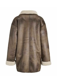 Ruda dirbtinė odinė striukė su kreminiu avių kailio apykakle ir rankogaliais. Atrodo purios formos ir turi vertikalias siūles ant nugaros. Textūruota paviršius.