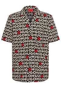 Camicia a maniche corte con bottoni, caratterizzata da uno sfondo nero con testo ripetuto "HUGO" in bianco e rosso. Tessuto leggero, vestibilità comoda.