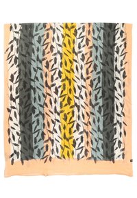 Écharpe à rayures verticales dans des tons de pêche, bleu, blanc, jaune et vert, surmontée de motifs de vignes feuillues en noir.