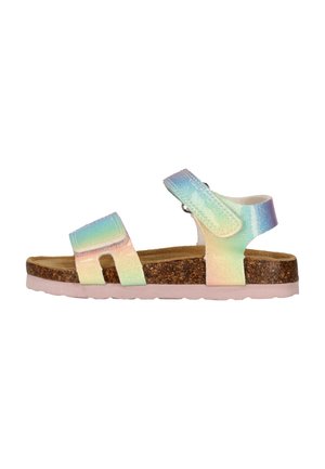 Kindersandaal met kurken voetbed en iriserende pastelkleurige bandjes, voorzien van een klittenbandsluiting aan de voorkant en rond de enkel op een roze zool.