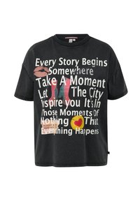 Schwarzes T-Shirt mit weißem Text, rote Stiefel, ein rosa Lippenstiftabdruck, ein Ticket mit der Aufschrift "Ticket zum Glück" und ein gelber Kreis mit einem roten Herz.