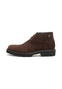 Stivale chukka in suede marrone con punta arrotondata, dotato di suola in gomma con battistrada e sei occhielli per i lacci. Branding discreto sul lato.