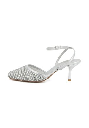 Sandalo argento con tacco medio, punta appuntita coperta di strass e sottile cinturino alla caviglia con piccola fibbia.