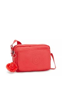 Rød rektangulær crossbody taske lavet af tekstureret stof. Har en lynlåslukning, skulderrem og en fluffy abe nøglekæde.