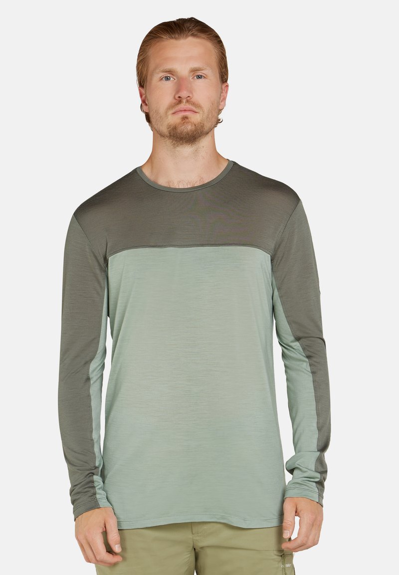 Langarmshirt in hellgrün und dunkelgrün, aus weichem Stoff. Verfügt über einen runden Halsausschnitt und ein kontrastierendes Paneeldesign auf der Brust.