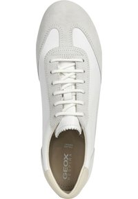 Sneaker bianca con tomaia in pelle scamosciata e pelle, punta arrotondata, lacci e un logo discreto stampato sulla soletta.