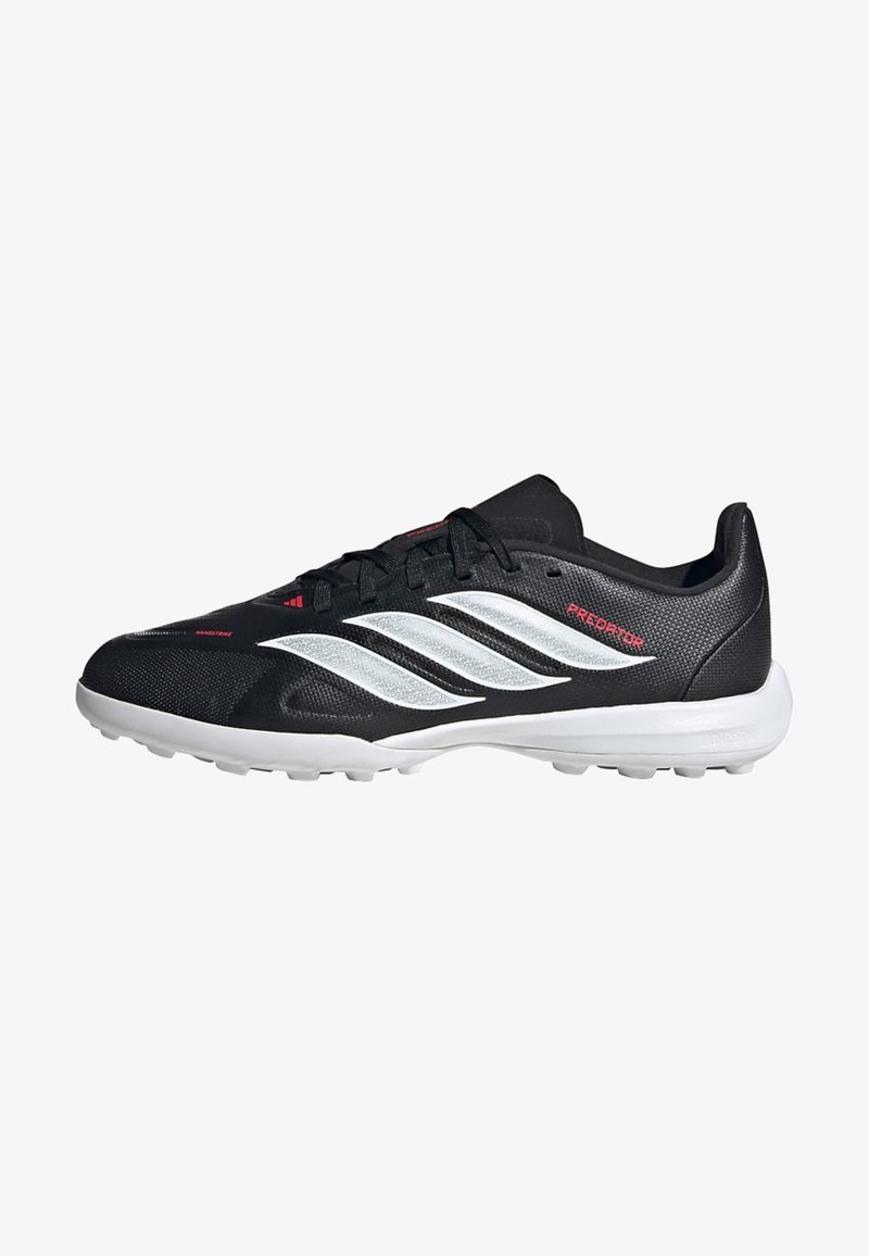 Μαύρο και άσπρο παπούτσι ποδοσφαίρου Adidas Predator με τρεις λευκές ρίγες, κλείσιμο με κορδόνια και υφή στην σόλα για πρόσφυση.