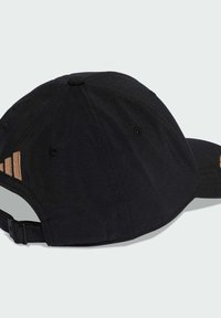 Čierna čiapka vyrobená z syntetického materiálu, s prehnutým brúsením, nastaviteľným popruhom a tromi zlatými pruhmi na ľavej strane.