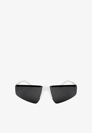 Occhiali da sole avvolgenti dal design elegante con lenti angolari nere e ponte e aste bianchi, progettati per uno stile moderno e protezione solare.