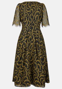 Schwarzes Kleid mit gelbem floralen Spitzenmuster, kurzen Spitzenärmeln, tailliertem Oberteil und ausgestelltem Rockdesign.