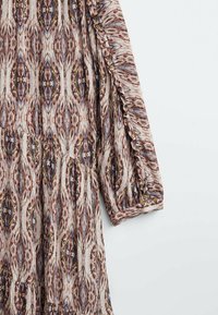 Robe à motifs avec de longues manches bouffantes, en tissu texturé et fluide dans des nuances de brun, beige et touches de violet. Accents volantés.