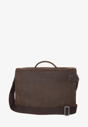 Bruine leren schoudertas met een klep, verstelbare schouderband, bovenhandvat en stiksels. Zachte textuur, rechthoekige vorm.