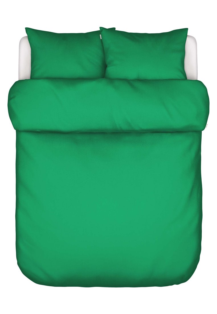 Doppelbett mit leuchtend grünem Bettbezug und zwei passenden Kissen auf einer weißen Matratze, von oben betrachtet.