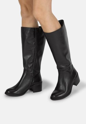 Stivali in pelle nera al ginocchio con tacco spesso, dotati di zip laterale e superficie liscia. Design classico con punta affusolata.