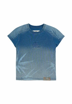 Camiseta de manga corta de mezclilla azul con estrella bordada y logotipo "Lee" en el pecho y parche cerca del dobladillo.