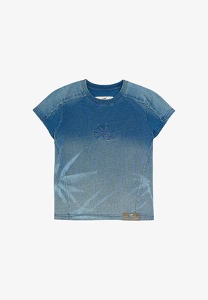 Camiseta de manga corta de mezclilla azul con estrella bordada y logotipo "Lee" en el pecho y parche cerca del dobladillo.