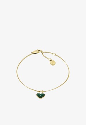 Zarter Armband aus Gold mit einem herzförmigen grünen Steinanhänger und einer kleinen goldenen Plakette, auf der der Buchstabe "F" eingraviert ist.