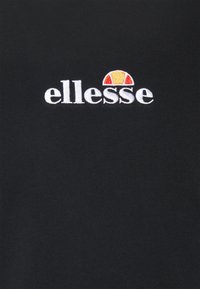 Černé tričko s vyšívaným logem "ellesse" v bílé barvě a barevným půlkruhem nahoře, na hladkém textilním pozadí.