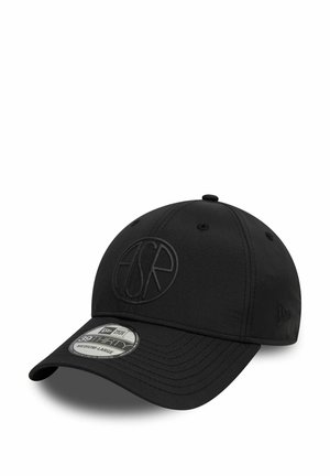 Schwarz Kappe aus Stoff mit runder Krone und gebogenem Schirm. Mit geprägt Logo und einem Größenetikett auf der Unterseite.