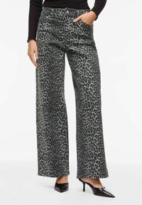 Pantalon à jambes larges en tissu gris avec un motif léopard noir. Comprend des poches latérales et une fermeture à boutons à l'avant.