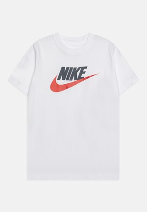 Weißes Baumwoll-T-Shirt mit einem großen schwarzen "NIKE"-Logo und einem roten Swoosh auf der Brust, Rundhalsausschnitt und kurzen Ärmeln.