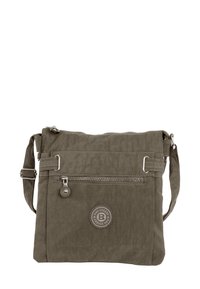 Umhängetasche aus olivgrünem Stoff. Reißverschlussverschluss, verstellbarer Gurt, Vorderfach mit Reißverschluss und geprägtes Logo-Detail. Glatte Textur, rechteckige Form.