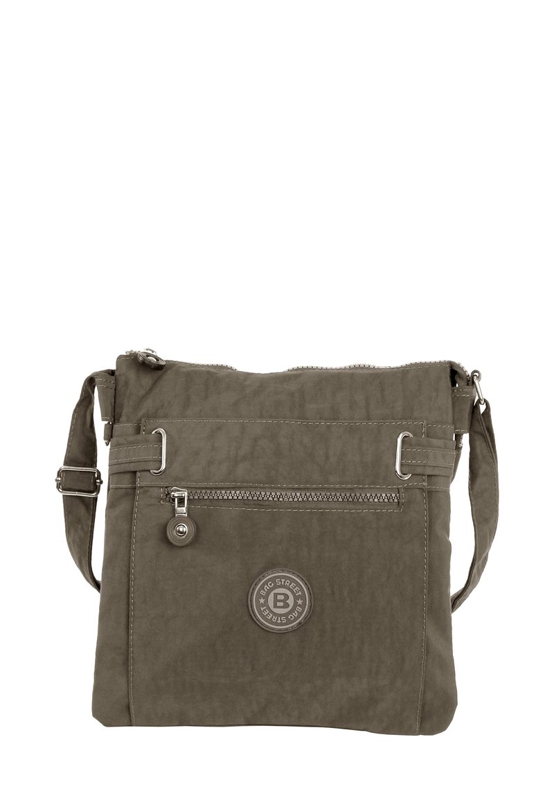 Umhängetasche aus olivgrünem Stoff. Reißverschlussverschluss, verstellbarer Gurt, Vorderfach mit Reißverschluss und geprägtes Logo-Detail. Glatte Textur, rechteckige Form.