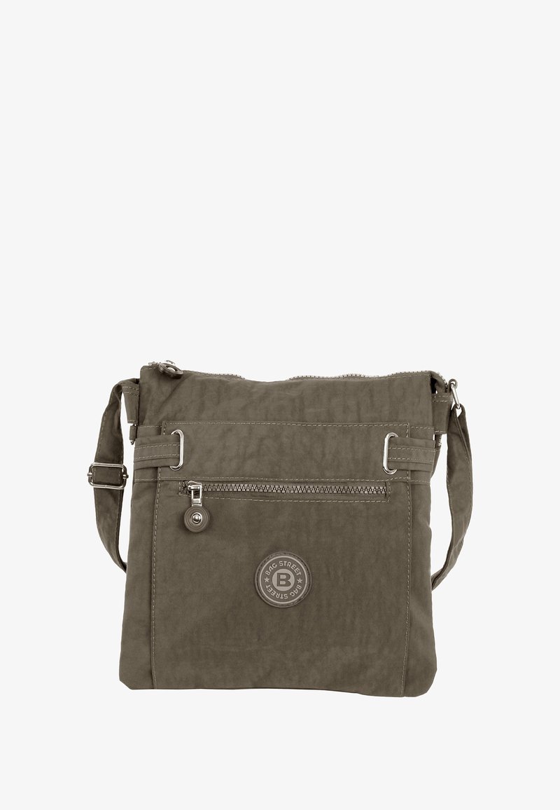 Umhängetasche aus olivgrünem Stoff. Reißverschlussverschluss, verstellbarer Gurt, Vorderfach mit Reißverschluss und geprägtes Logo-Detail. Glatte Textur, rechteckige Form.