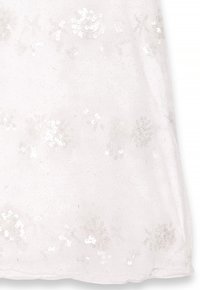 Vit tyg med spridda silverpaljetter i blommönster, vilket skapar en texturerad och reflekterande yta. Slät och lätt.