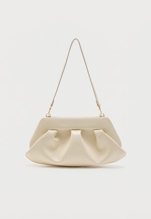 Borsa a mano morbida color crema con pieghe raccolte e una sottile tracolla con dettagli in oro.