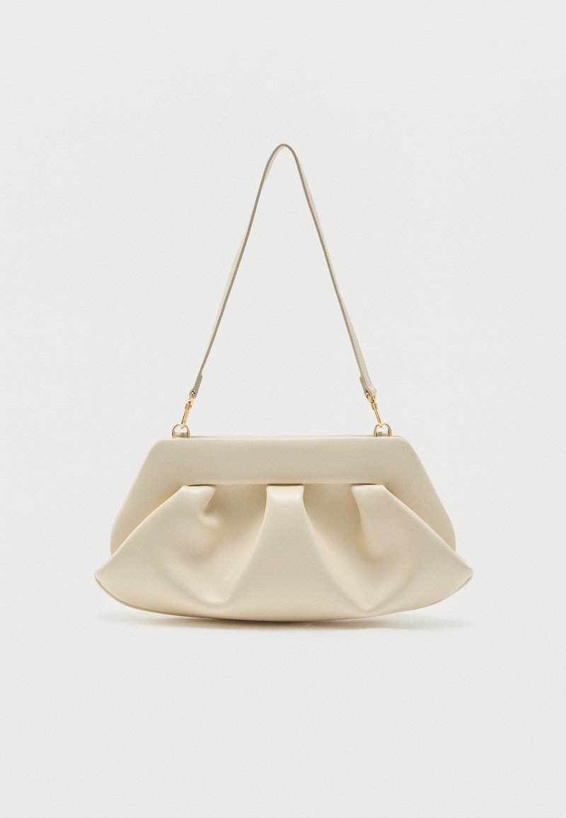 Μαλακή τσάντα φάκελος σε εκρού χρώμα με πτυχώσεις και λεπτό ιμάντα ώμου με χρυσές λεπτομέρειες.