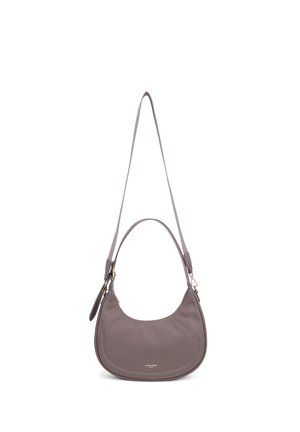 Borsa a spalla in pelle di colore taupe spento, forma curvata con una sola tracolla, dettagli di cucitura sottili, accessori in metallo dorato.