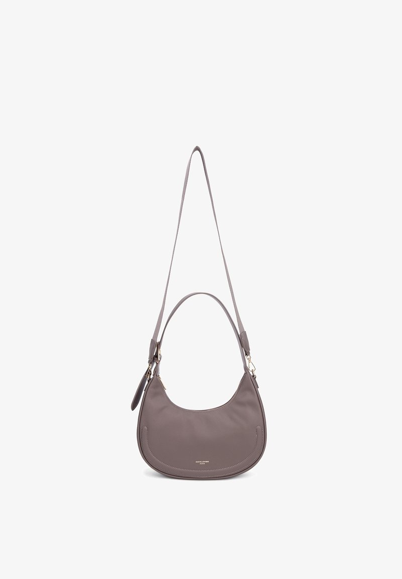Borsa a spalla in pelle di colore taupe spento, forma curvata con una sola tracolla, dettagli di cucitura sottili, accessori in metallo dorato.
