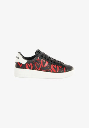 Zwarte lage sneaker met rode hartpatronen, zwarte veters, wit hielstuk met logo en dikke witte zool.