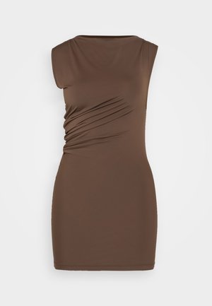 Braunes, ärmelloses Kleid mit taillierter Silhouette. Verfügt über seitliche Raffung und einen glatten, elastischen Stoff. Einfacher, runder Halsauschnitt, knielange Länge.