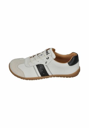 Weißer lässiger Schnürsneaker mit schwarzen Seitenstreifen, beigefarbenem Wildleder-Zehenbereich, schwarzem Fersenpatch und Gummisohle in Kaugummifarben.