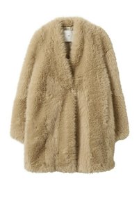 Manteau beige à manches longues en fausse fourrure avec un col châle et une texture douce et duveteuse, conçu pour la chaleur et le style.