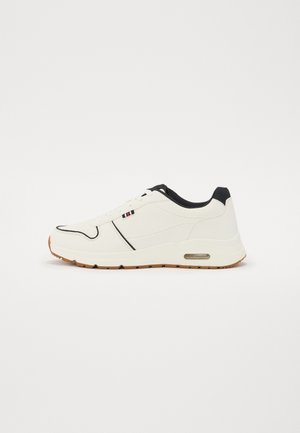 Trainers - white