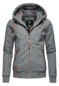 Sweat à capuche gris zippé avec un motif chevron texturé et des pois. Comprend une capuche, des poignets côtelés, et des accents en cuir tan sur les fermetures éclair.