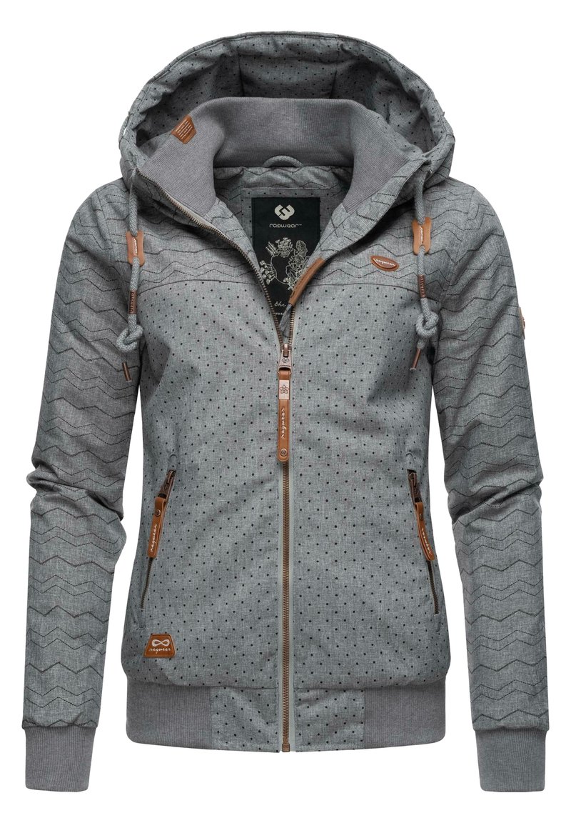 Sweat à capuche gris zippé avec un motif chevron texturé et des pois. Comprend une capuche, des poignets côtelés, et des accents en cuir tan sur les fermetures éclair.