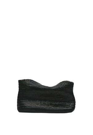 Sort vævet clutch-taske med rektangulær form og buet top, vist mod en ensfarvet hvid baggrund. Ingen synlige stropper eller ornamenter.