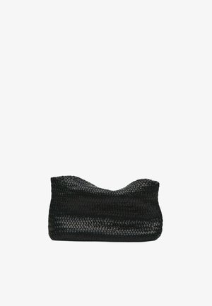 Schwarze, geflochtene Clutch-Tasche mit rechteckiger Form und abgerundeter Oberseite, vor weißem Hintergrund abgebildet. Keine sichtbaren Träger oder Verzierungen.