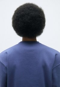 Sudadera azul marino con cuello redondo y diseño de hombros caídos. Textura de tela suave visible, con una parte trasera lisa y sin gráficos visibles.