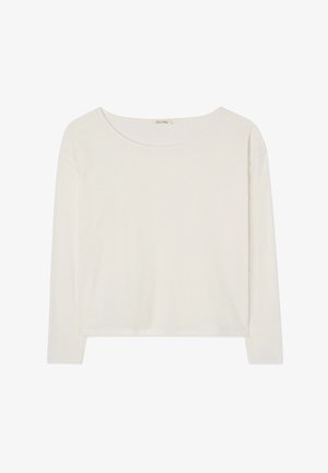 Bela dolga majica z dolgimi rokavi in okroglim izrezom, iz lahkega bombažnega materiala, z ohlapnim krojem. Preprost dizajn brez vzorcev ali okrasnih elementov.