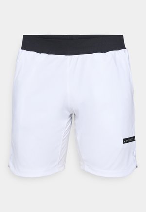 Weiße Sportshorts mit einem schwarzen elastischen Bund, ausgestattet mit einem Markenetikett an der Seite und einem glatten, leichten Stoff.