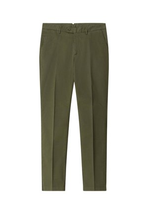 Pantaloni slim fit verde oliva con chiusura a bottoni e cerniera, passanti per cintura e tasche laterali, distesi su uno sfondo bianco.