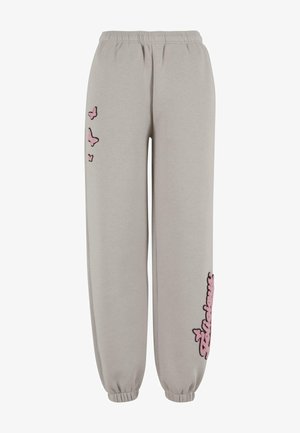 Graue Sweatpants mit elastischem Bund, die auf der einen Seite eine rosa Schmetterlingsstickerei und auf der anderen Seite eine rosa Schriftgrafik haben.