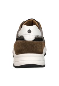 Leren sneakers met een bruine gestructureerde achterzijde, witte accenten en een gewatteerde kraag. Heeft een gelaagd ontwerp met een zwarte streep langs de schoen.
