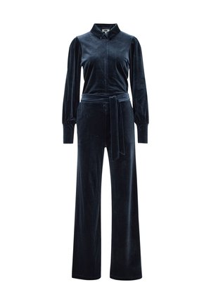 Jumpsuit in velluto blu navy con colletto, maniche lunghe a sbuffo, cintura annodata in vita e pantaloni a gamba larga. Texture liscia in tutta la superficie.
